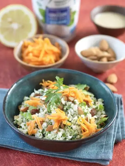 Taboulé de chou-fleur, pickles, amande et sauce au citron